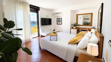 Quarto superior, várias camas, sacada, vista para o mar | Frigobar, cofres nos quartos, escrivaninha, Wi-Fi de cortesia