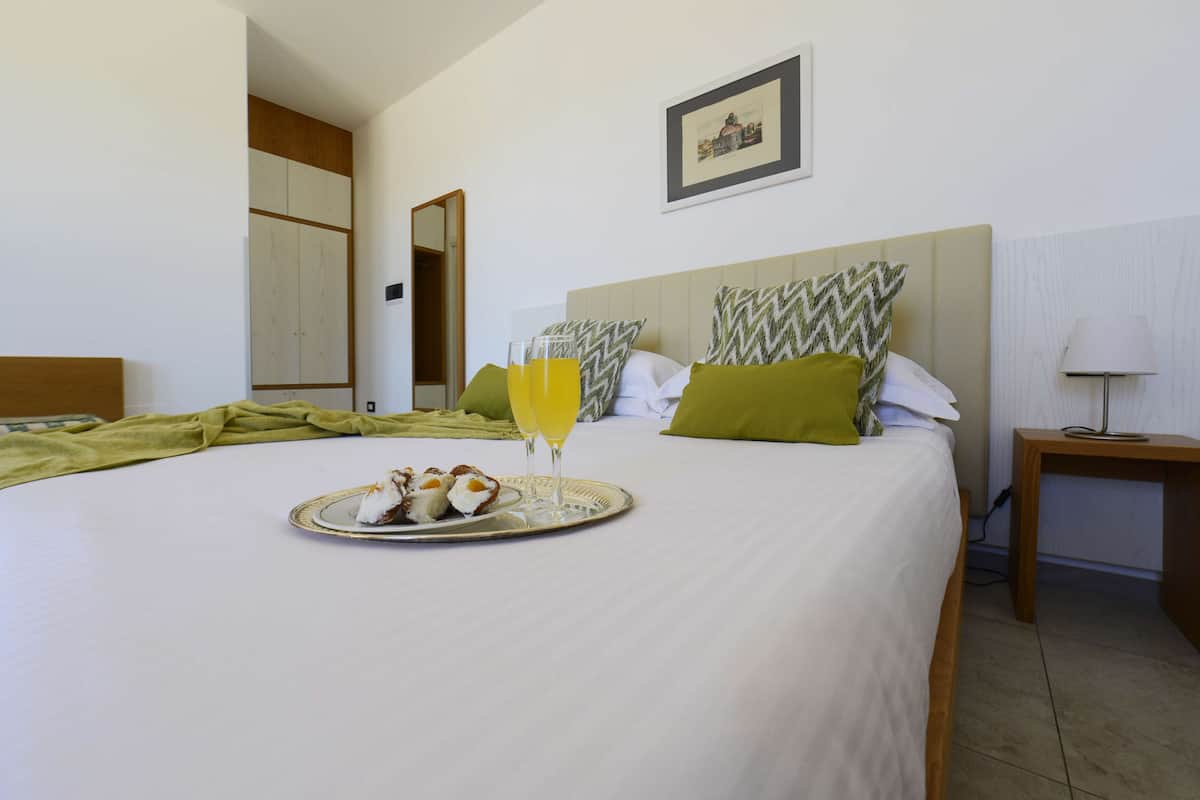 Standard Room, 1 Queen Bed, Non Smoking (Converts to 2 Twin Beds)
