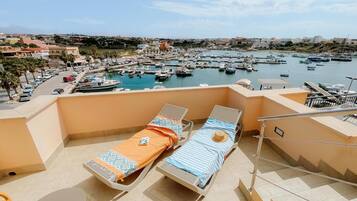 Quarto superior, várias camas, sacada, vista para o mar | Frigobar, cofres nos quartos, escrivaninha, Wi-Fi de cortesia