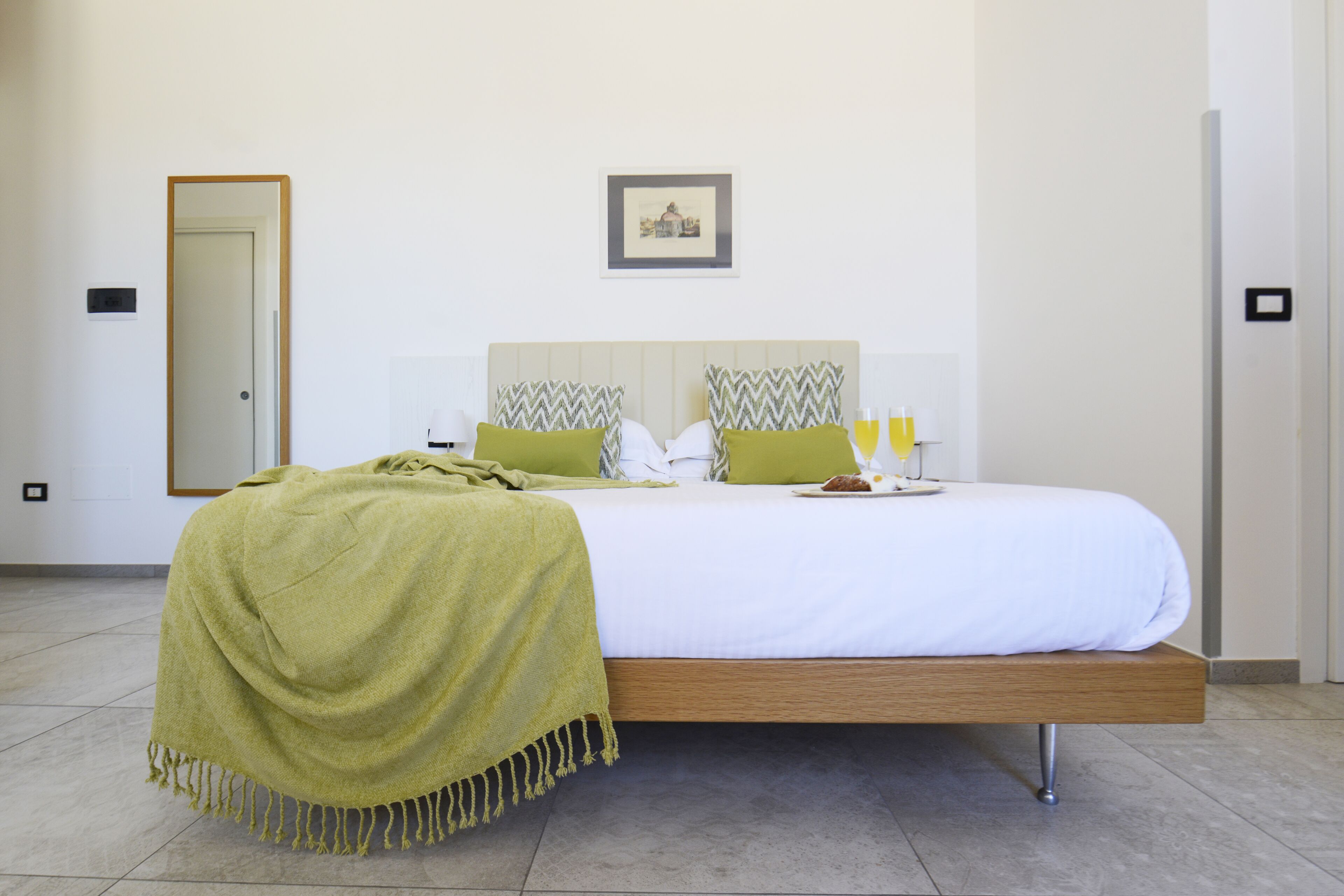 standard room, 1 queen bed, non smoking (converts to 2 twin beds) | 1 bedroom, minibar, in-room safe, desk