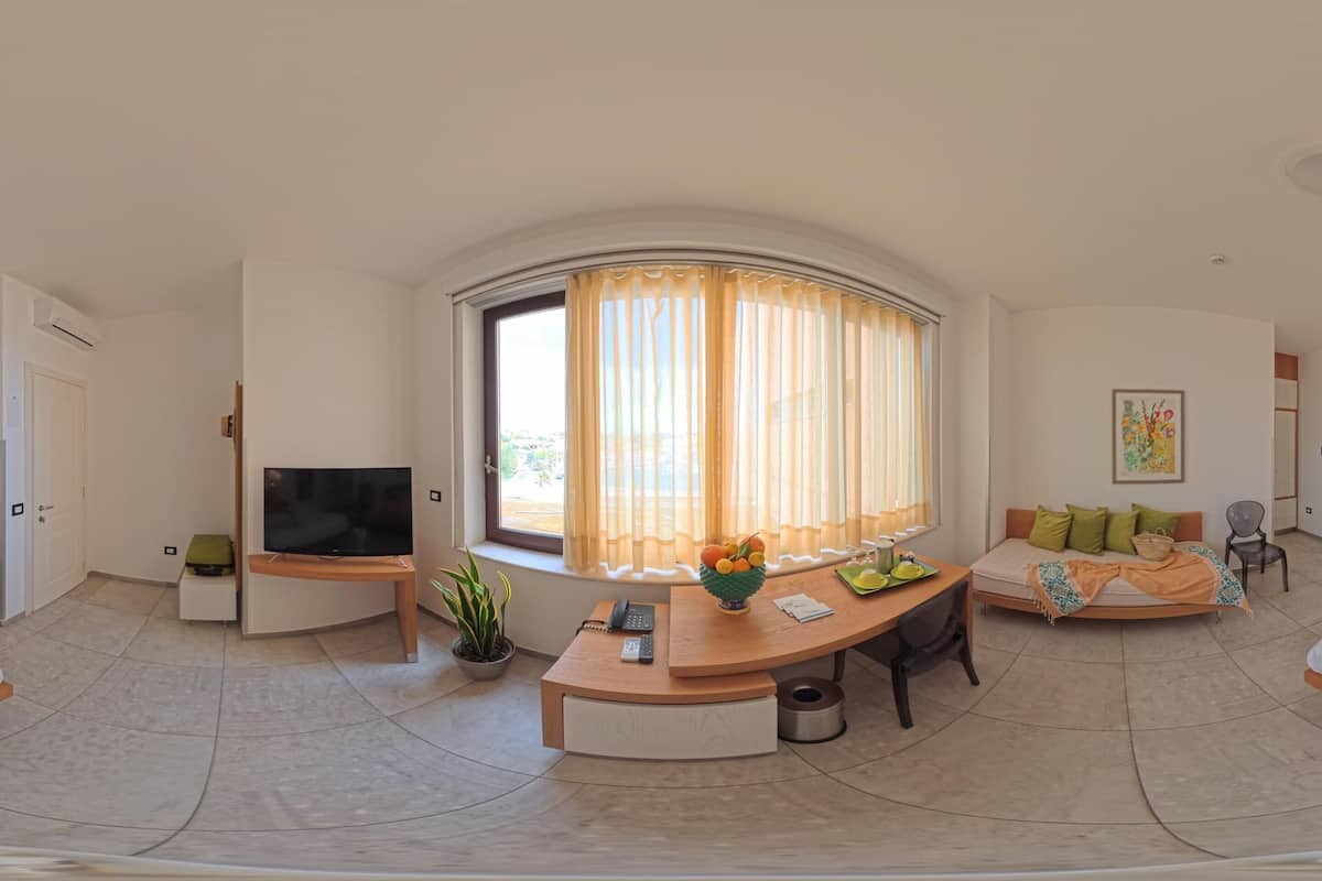 Minibar, caja de seguridad en la habitación, escritorio y wifi gratis