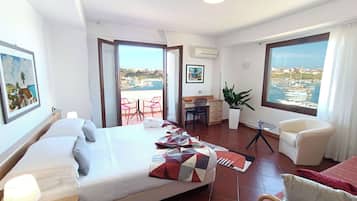 Suite Junior, 1 grand lit, terrasse, vue mer | 1 chambre, minibar, coffres-forts dans les chambres, bureau