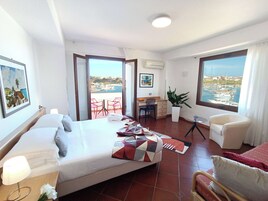 Suite Junior, 1 letto queen, terrazzo, vista mare (with Single Sofabed) | Minibar, una cassaforte in camera, una scrivania, Wi-Fi gratuito