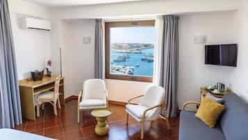 Suíte júnior, 1 cama Queen, terraço, vista para o mar (with Single Sofabed) | Frigobar, cofres nos quartos, escrivaninha, Wi-Fi de cortesia