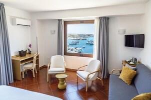 Suite junior, 1 cama de matrimonio, terraza, vistas al mar (with Single Sofabed) | Minibar, caja fuerte, escritorio y wifi gratis
