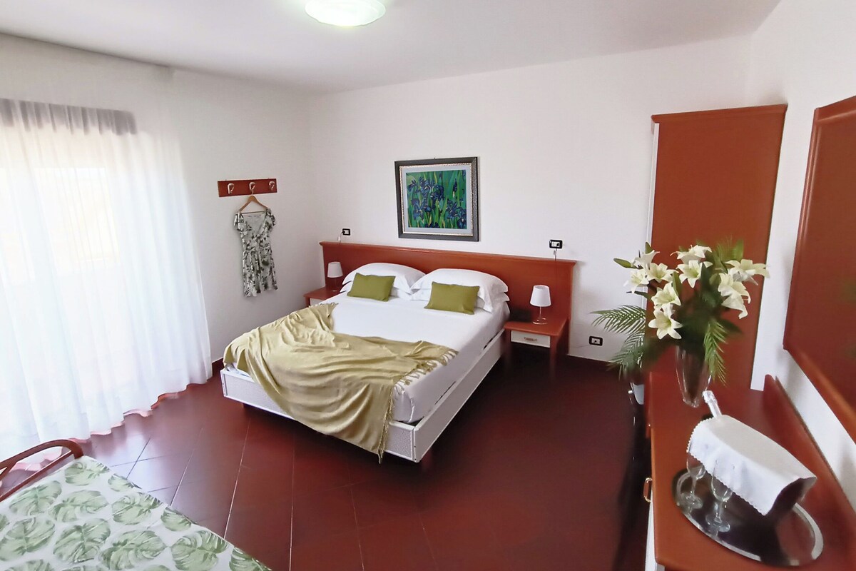 Frigobar, cofres nos quartos, escrivaninha, Wi-Fi de cortesia