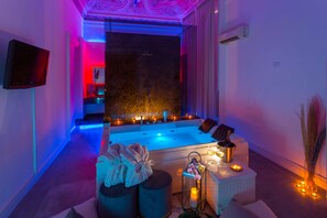 Luxe kamer, 1 queensize bed, bubbelbad, uitzicht op de stad | Donsdekens, een bureau, geluiddichte muren, een strijkplank/strijkijzer