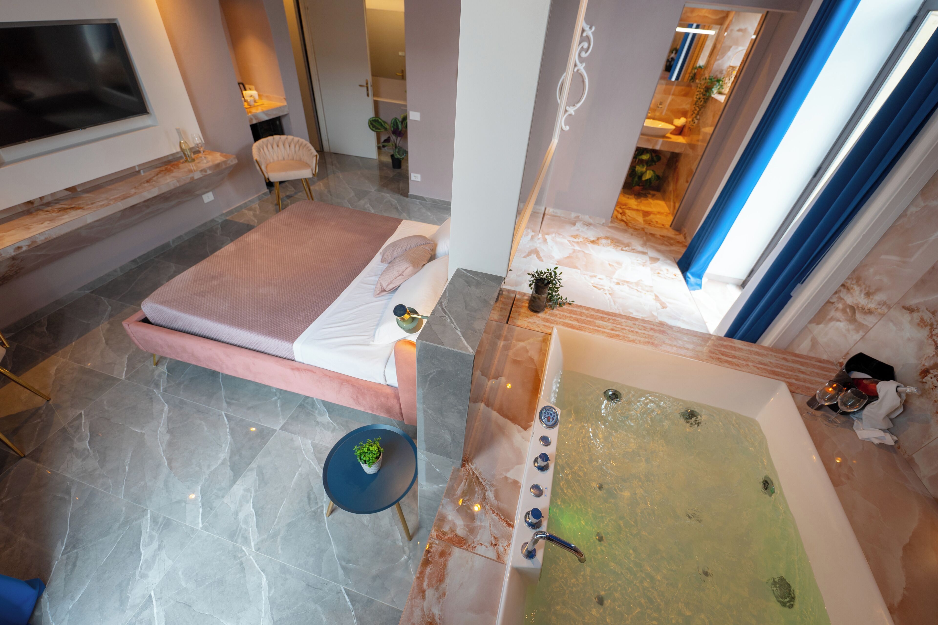 Ein modernes Badezimmer mit Badewanne, Dusche und Schminktisch.
