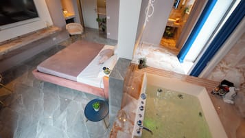 Ein modernes Badezimmer mit Badewanne, Dusche und Schminktisch.