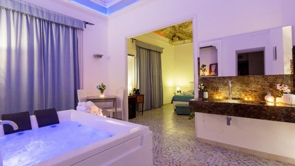 Superior tweepersoonskamer | Donsdekens, een bureau, geluiddichte muren, een strijkplank/strijkijzer