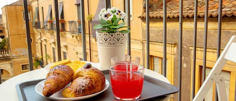Daily to-go breakfast (EUR 5 per person)