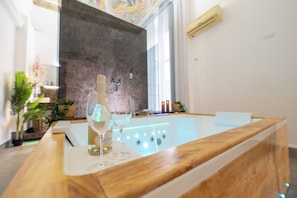 Habitación de lujo, 1 cama de matrimonio, bañera de hidromasaje, vistas a la ciudad | Bañera de hidromasaje privada