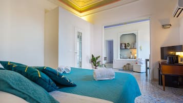 Deluxe Studio Suite | Down comforters, desk, soundproofing, iron/ironing board