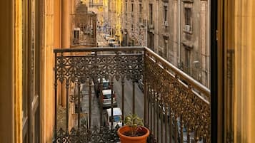 Luxe kamer, 1 queensize bed, bubbelbad, uitzicht op de stad | Uitzicht vanaf balkon