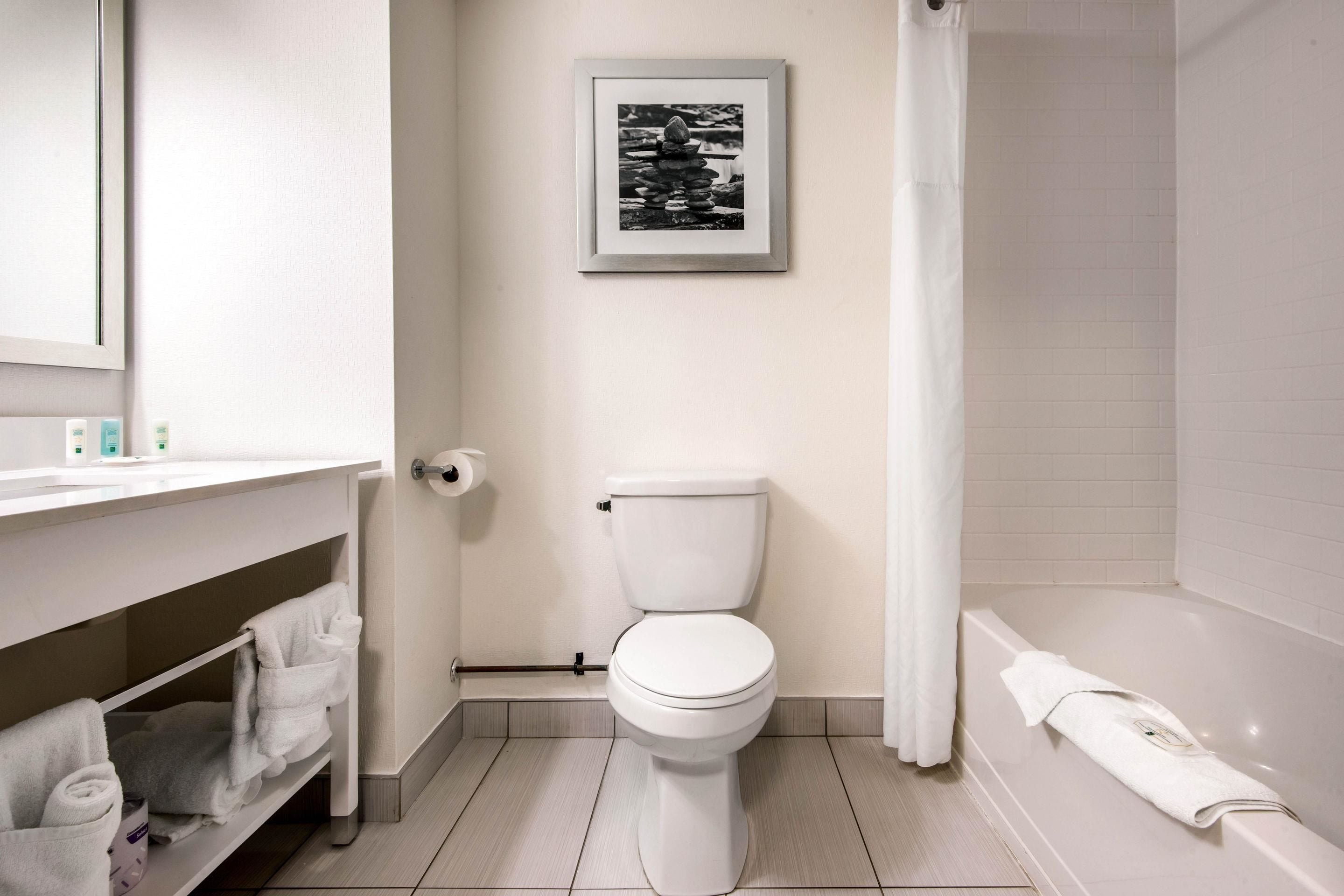 Chambre Standard, 2 grands lits, non-fumeur | Salle de bain | Ensemble baignoire-douche, articles de toilette (gratuits)