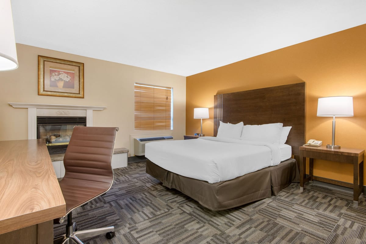 Standard Room, 1 Queen Bed, Non Smoking | Desk, laptop workspace, blackout drapes, iron/ironing board