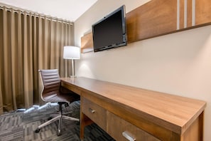 Habitación estándar, 1 cama Queen size, para no fumadores | Escritorio, espacio para trabajar con laptop y cortinas blackout