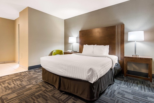 Standard Room, 1 Queen Bed, Non Smoking | Desk, laptop workspace, blackout drapes, iron/ironing board