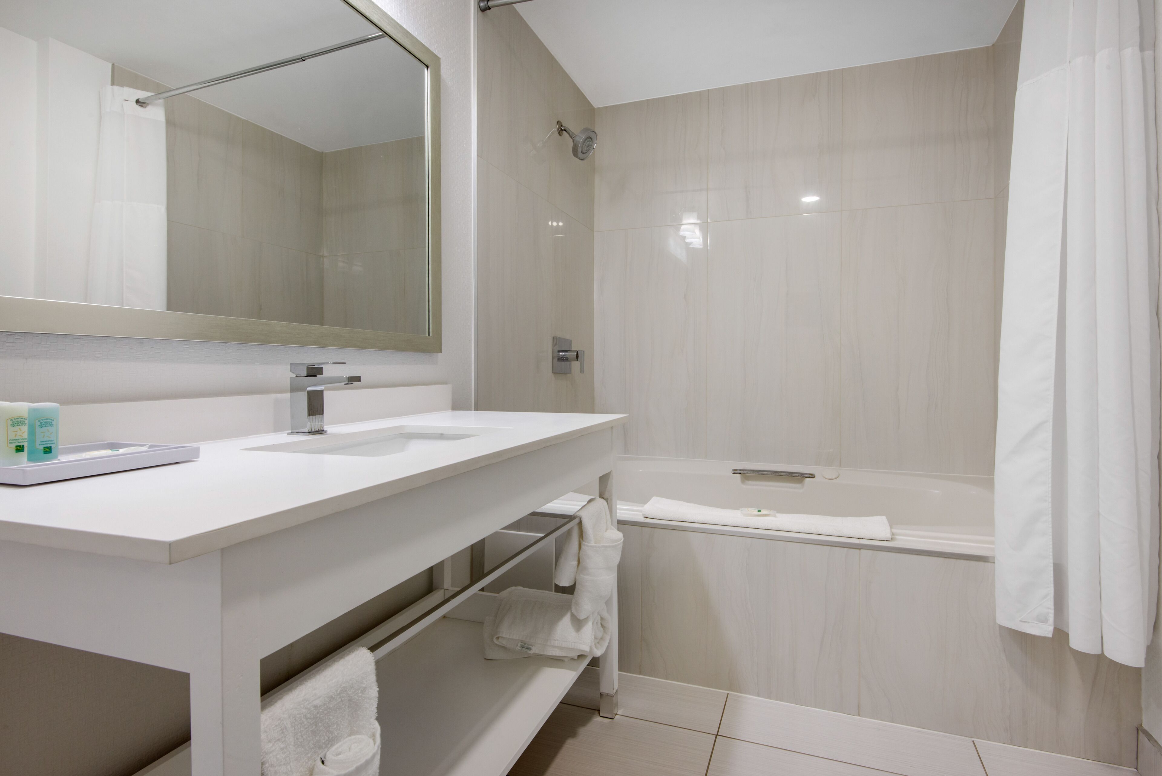 Standard Room, 1 Queen Bed, Non Smoking | Bathroom