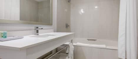 Standard Room, 1 Queen Bed, Non Smoking | Bathroom