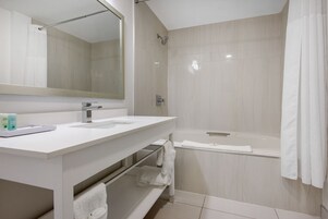 Standard Room, 1 Queen Bed, Non Smoking | Bathroom | Combined shower/tub, free toiletries, hair dryer, towels