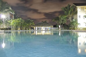 Outdoor pool, pool loungers - Laguna Golf Bavaro (Punta Cana)