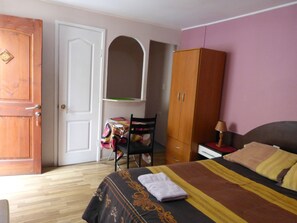 Escritorio, tabla de planchar con plancha, wifi gratis y ropa de cama