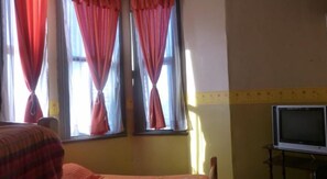 Escritorio, tabla de planchar con plancha, wifi gratis y ropa de cama 