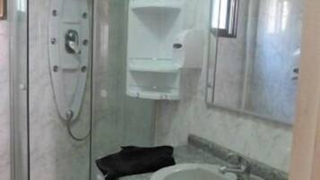 Eenpersoonskamer | Badkamer | Een douche, een regendouche, een haardroger, handdoeken