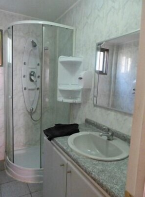 Chambre Simple | Salle de bain | Douche, douche à « effet pluie », sèche-cheveux, serviettes fournies