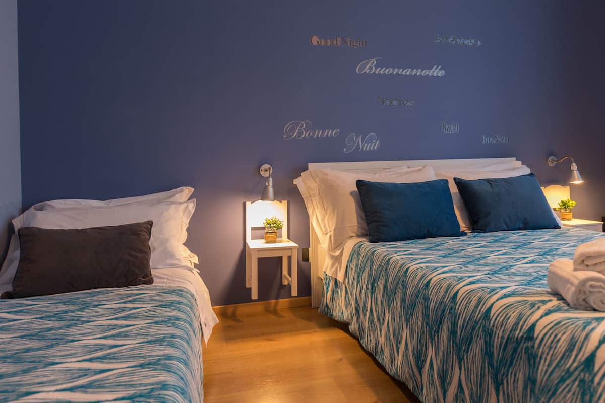 Vierpersoonskamer, privébadkamer (External) | Een bureau, een strijkplank/strijkijzer, gratis wifi, beddengoed