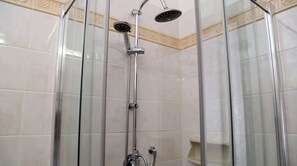 الدش داخل الحمام