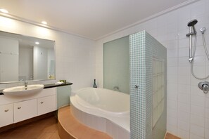Apartemen, 1 kamar tidur, pemandangan kolam renang | Kamar mandi | Bathtub dan shower terpisah dan perlengkapan mandi gratis