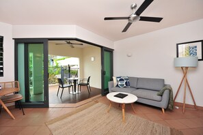 Appartement, 1 chambre, vue piscine | Coin séjour