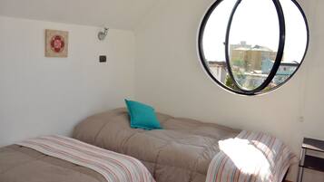 Chambre Familiale, 2 chambres, salle de bains privée, vue mer | Literie de qualité supérieure, matelas Select Comfort, minibar