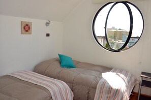 Premium bedding, Select Comfort beds, minibar, individually decorated - B&B Casa Moro (Vina del Mar)
