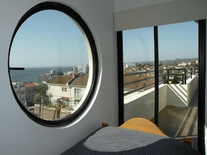 Chambre familiale, 2 chambres, salle de bain privée, vue sur la mer | Literie de qualité, lit avec matelas Select Comfort, minibar