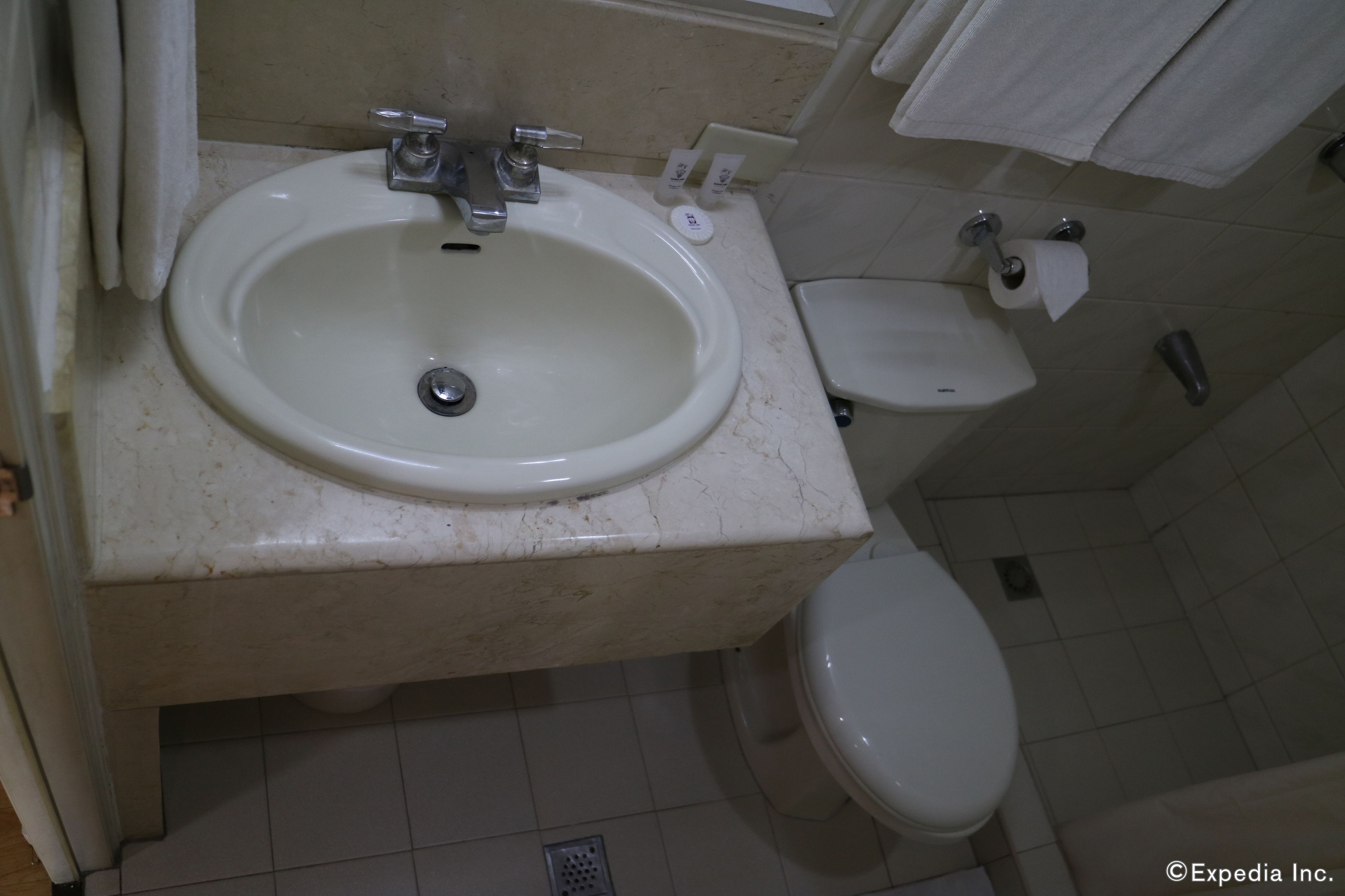 Shower, free toiletries, hair dryer, bidet