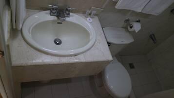 Regadera, amenidades de baño gratuitas, secadora de cabello, bidet