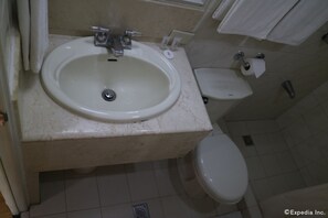 Shower, free toiletries, hair dryer (on request), bidet - Harbor Town Hotel (Iloilo)