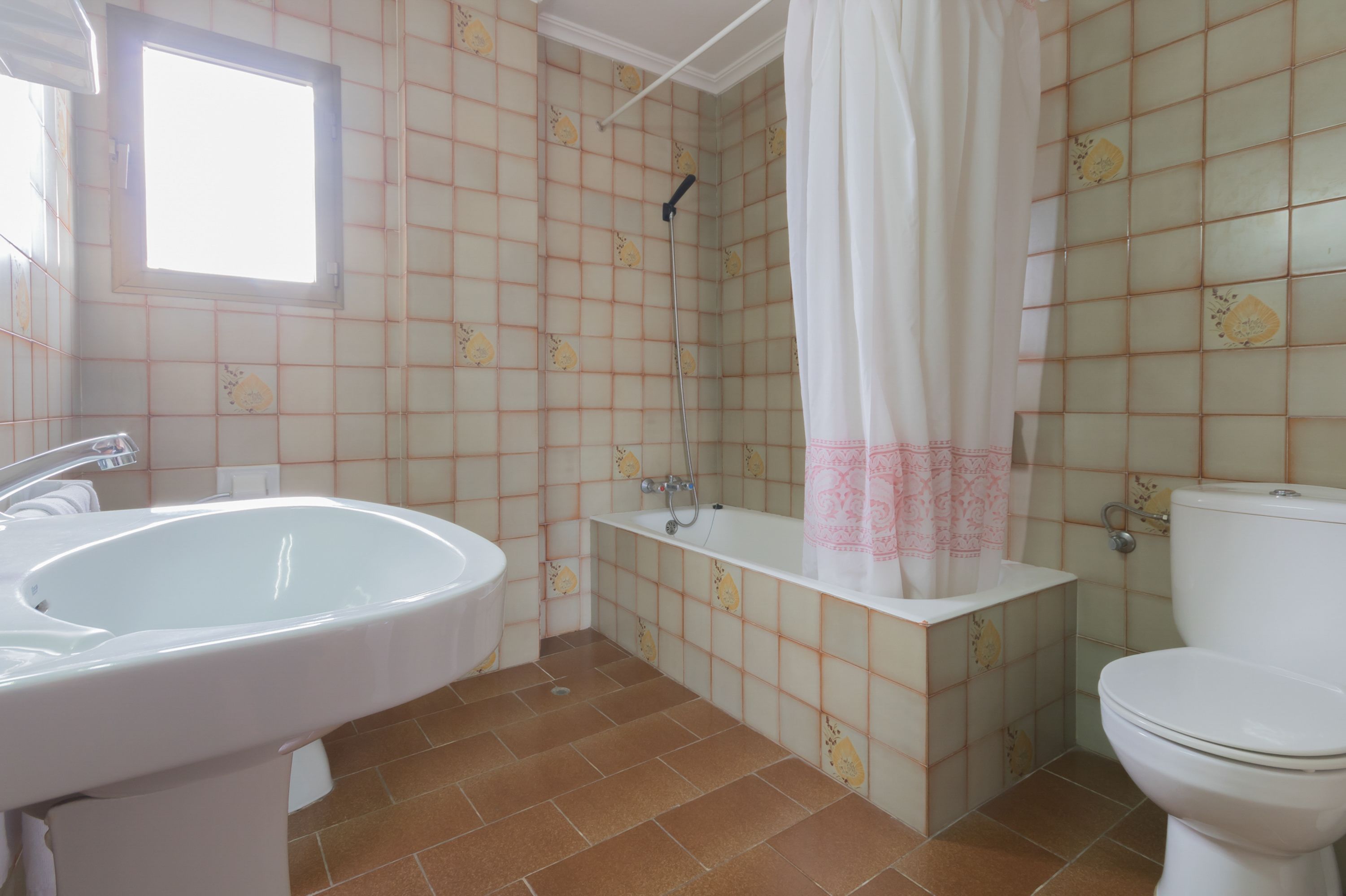 Un baño con bañera, inodoro y lavabo.