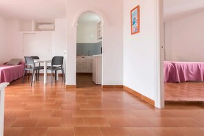 TV - Orosol Apartments by Typic Hotels (Sant Antoni de Portmany)