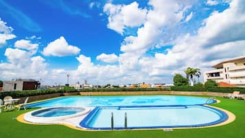 Piscina externa, funciona das 7h às 21h, guarda-sóis, espreguiçadeiras