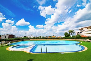 Outdoor pool, open 7:00 AM to 9:00 PM, pool umbrellas, pool loungers - Town In Town Hotel Bangkok (Bangkok)