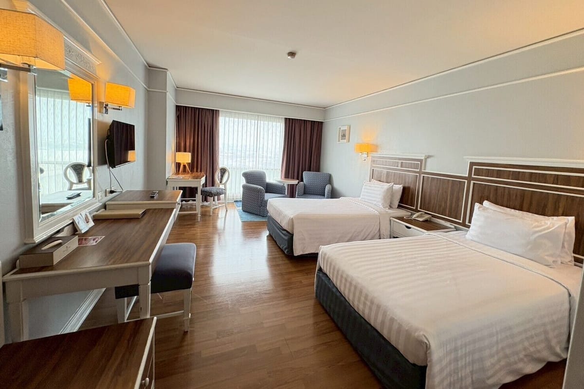 Standaard kamer | Een minibar, een kluis op de kamer, een bureau, verduisterende gordijnen