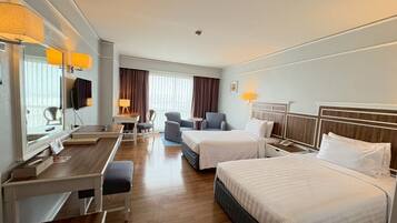 Minibar, caja de seguridad en la habitación y escritorio