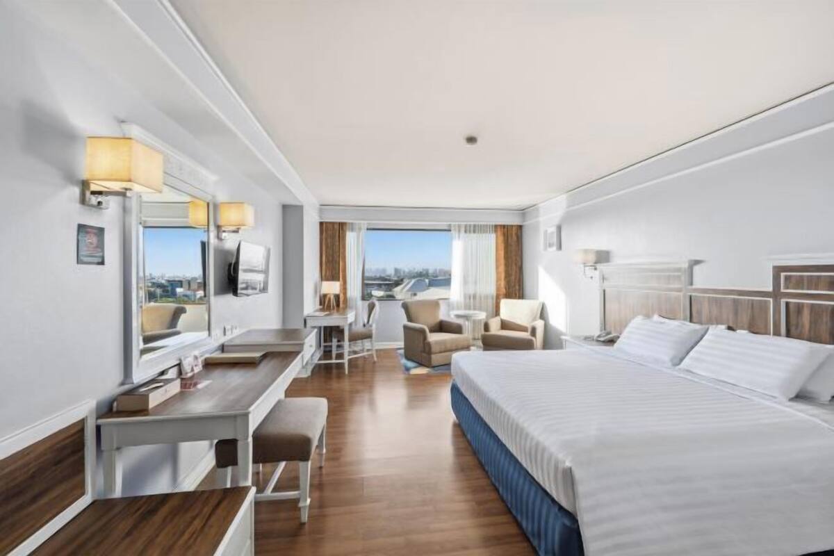 Caja de seguridad en la habitación, escritorio y cortinas blackout