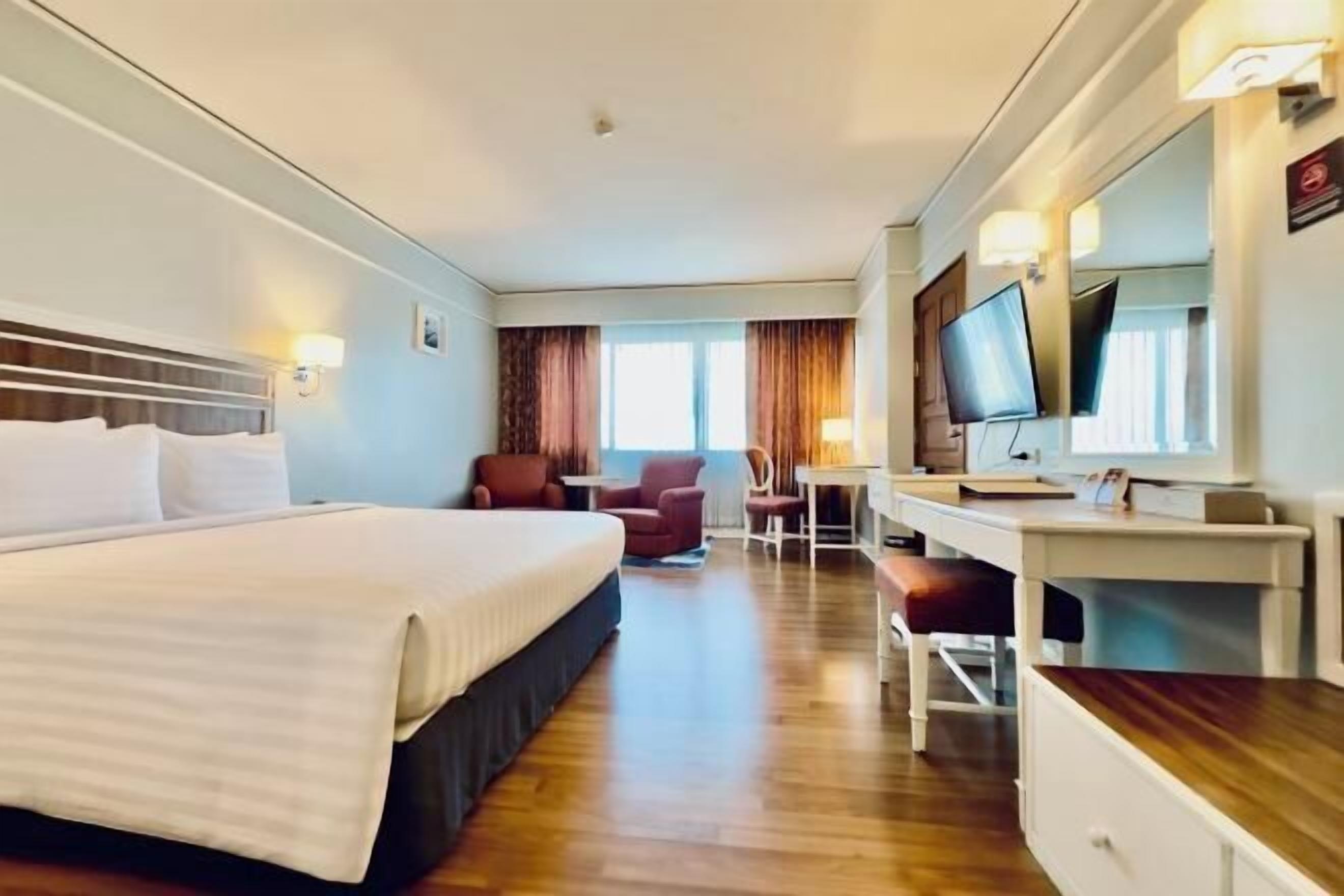 Caja de seguridad en la habitación, escritorio y cortinas blackout 