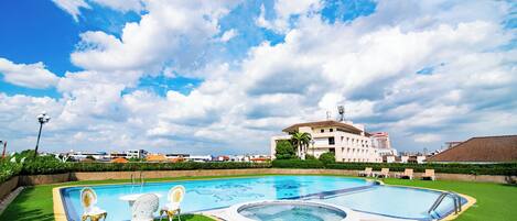 Außenpool, geöffnet von 07:00 Uhr bis 21:00 Uhr, Sonnenschirme