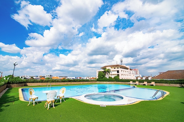Outdoor pool, open 7:00 AM to 9:00 PM, pool umbrellas, sun loungers - Town In Town Hotel Bangkok (Bangkok)